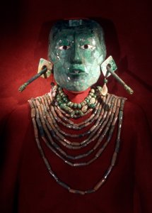 Pacal királyi ékszerei, Palenque királya, késő klasszikus korszak (jade, shell és obsidan)